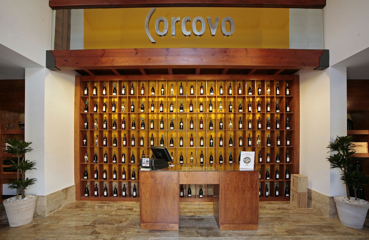 Tienda y mural de vinos Corcovo