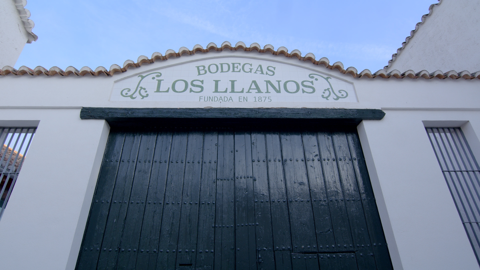 Fachada histórica Bodegas Los Llanos, fundada en 1875