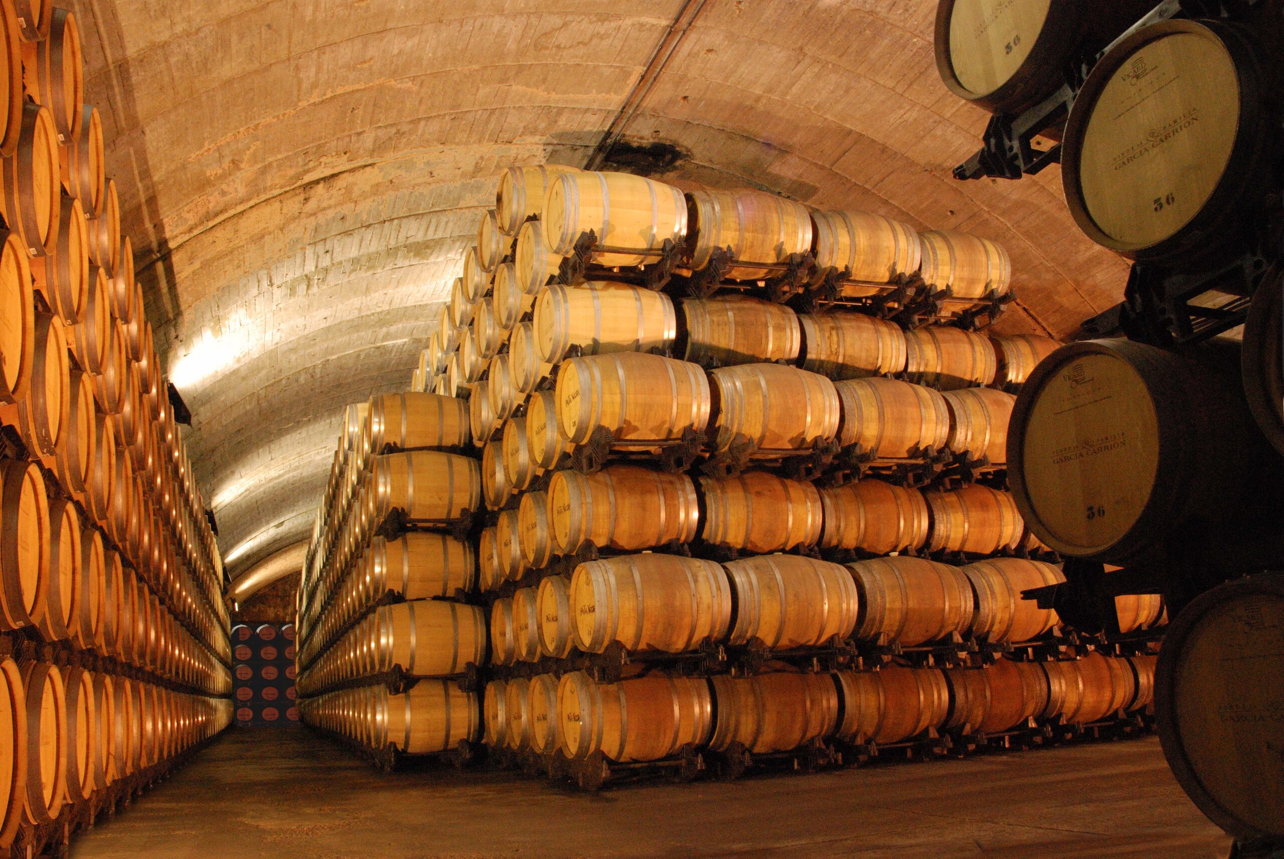 Cueva de barricas Bodegas Los Llanos